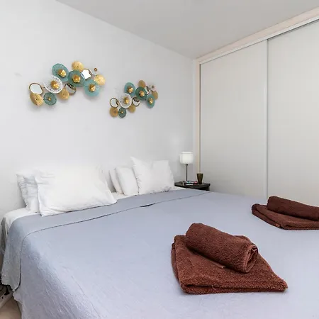 Tranquil 1 Bedroom Communal Heated Pool