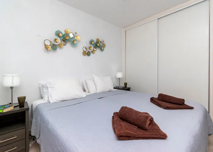 Tranquil 1 Bedroom Communal Heated Pool