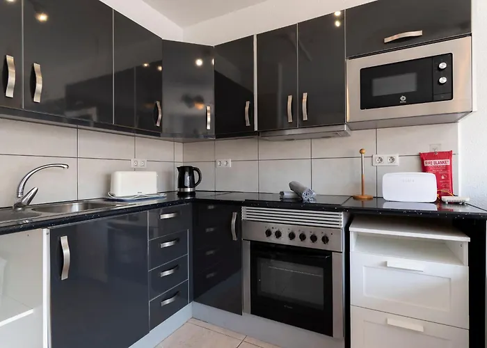 Tranquil 1 Bedroom Communal Heated Pool